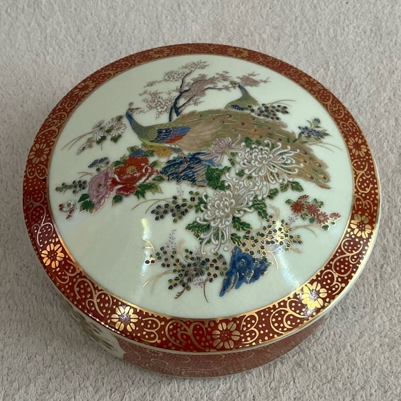Vintage Japanese Satsuma Porcelain Round Trinket Box Container-Peacock-Red/White - Picture 3 of 7
